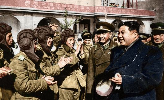 1953년 김일성이 떠나는 중공군 전차부대를 배웅하는 모습.