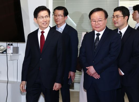 김문수 국민의힘 대통령 후보가 8일 오후 서울 여의도 중앙당사에 마련된 후보실에서 업무를 보기 위해 들어오고 있다. 오른쪽은 김재원 의원. 뉴스1