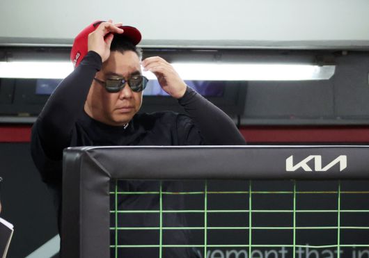 지난 24일 광주기아챔피언스필드에서 열린 프로야구 LG 트윈스와 KIA 타이거즈의 경기. KIA 이범호 감독이 역전을 당한 6회초 수비를 지켜보고 있다. 연합뉴스