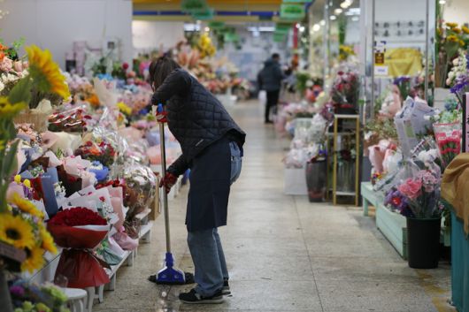 9일 오전 서울 서초구 양재꽃시장에서 상인이 손님을 기다리며 청소하고 있다. 연합뉴스.