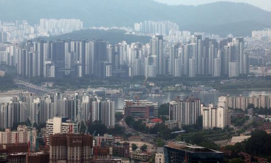 서울 중구 남산에서 바라본 아파트 단지. 뉴스1