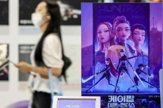 ‘케이팝 대몬 헌터스’ OST인 ‘골든’이 미국 빌보드 메인 싱글 차트 ‘핫 100’ 1위를 차지한 이달 12일 서울 종로구 서울 마이소울샵에 마련된 ‘케이팝 데몬 헌터스' 테마의 서울굿즈존 앞을 시민들이 지나고 있다. 뉴시스