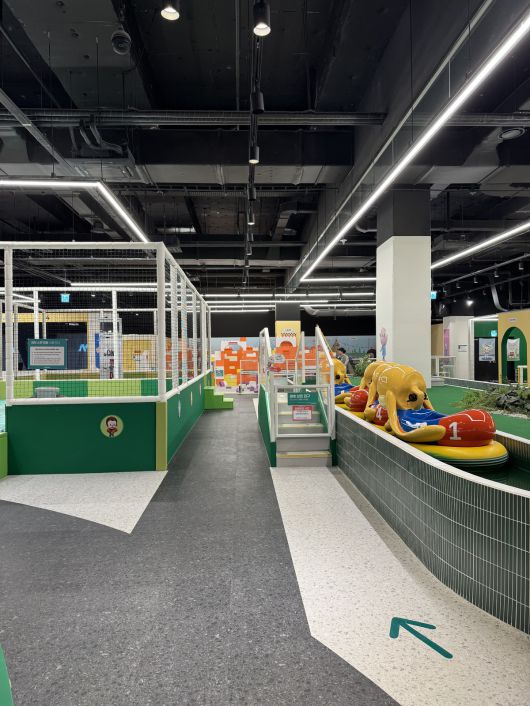 볼풀장과 오리보트, 낚시놀이 등 아이들이 선호하는 다양한 기구들이 비치되어 있다. 김현주 기자