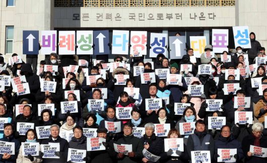 박석운(앞줄 왼쪽 다섯번째) 민중행동 공동대표가 21일 오전 서울 여의도 국회 본청 계단에서 열린 정치개혁을 위한 시민사회-제정당 기자회견에서 발언을 하고 있다. 뉴시스