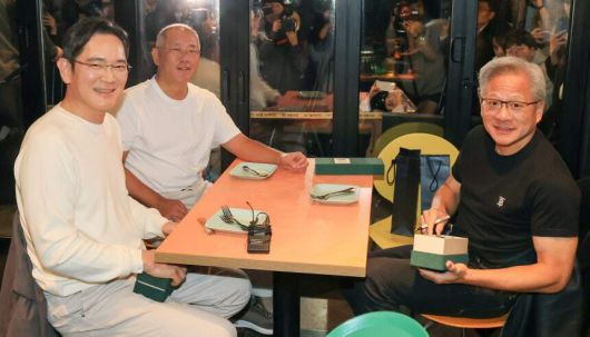 젠슨 황 엔비디아 최고경영자가 30일 서울 삼성동 한 치킨집에서 진행된 이재용 삼성전자 회장, 정의선 현대차그룹 회장과 치맥 회동을 하고 있다. 연합뉴스