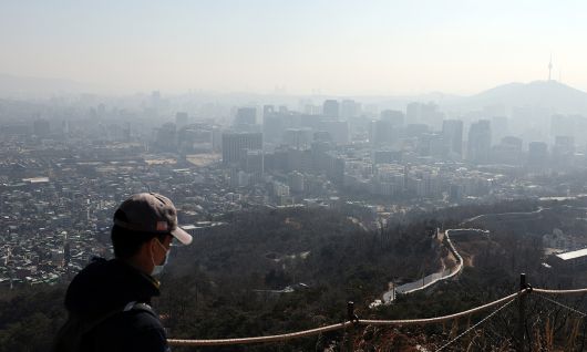 미세먼지 농도가 나쁨 수준을 보인 26일 서울 종로구 인왕산에서 바라본 종로 일대가 뿌옇다. 연합뉴스