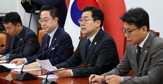 박찬대 직무대행 모두발언 더불어민주당 박찬대 당대표 직무대행 겸 원내대표가 29일 서울 여의도 국회에서 열린 원내대책회의에서 모두발언을 하고 있다. 허정호 선임기자