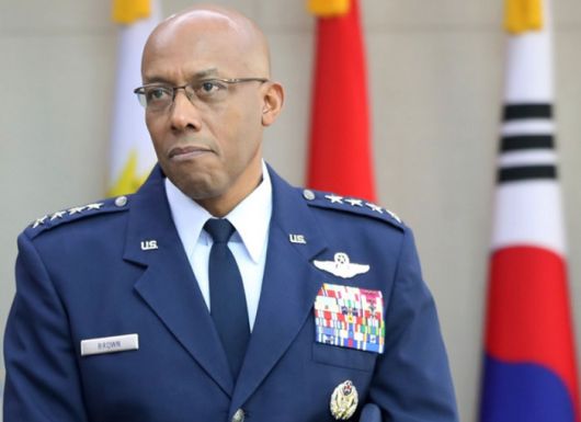 21일(현지시간) 도널드 트럼프 미국 대통령에 의해 전격 경질된 찰스 브라운 미 합참의장. 사진은 그가 공군참모총장이던 2019년 10월 한국을 방문했을 때의 모습. 브라운은 두 번에 걸쳐 2년 6개월가량 주한미군에서 복무했다. 뉴시스