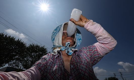 무더위가 계속되며 폭염특보가 발효 중인 2일 경북 고령군 다산면의 한 밭에서 파 모종을 심던 농민이 얼음물을 마시며 더위를 식히고 있다. 연합뉴스