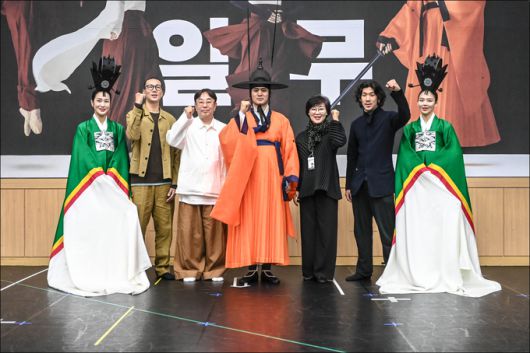 25일 서울 종로구 세종문화회관 예술동 서울시무용단 연습실에서 ‘일무’ 시연을 마친 뒤 정구호 연출 등 제작진과 무용수가 포즈를 취한 모습. 왼쪽부터 오정윤, 김성훈(안무), 정구호(연출), 조황경, 정혜진 서울시무용단장, 김재덕(안무·음악), 박수정. 서울시무용단 제공