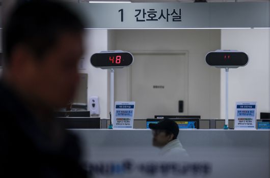 서울의 한 대학병원 간호사실 앞으로 환자들이 이동하고 있다. 뉴시스