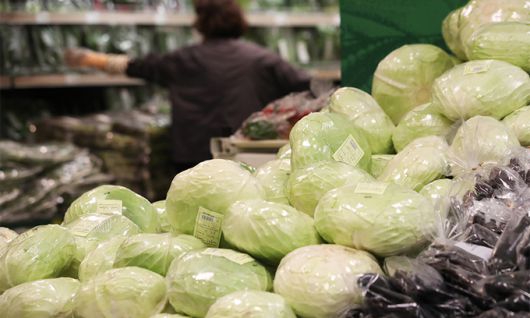 지난달 31일 서울의 한 마트에서 장을 보는 시민들. 연합뉴스