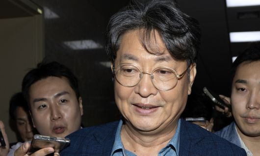 '주식 차명거래 의혹'이 제기된 이춘석 더불어민주당 의원이 5일 오후 서울 여의도 국회에서 방송법 개정안에 대한 무제한토론 종결동의의 건 투표를 마치고 본회의장을 빠져나가고 있다. 뉴스1