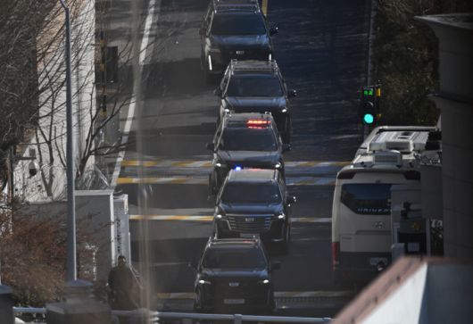고위공직자범죄수사처와 경찰에 의해 체포된 윤석열 대통령이 탑승한 차량이 15일 서울 용산구 윤석열 대통령 관저를 나서고 있다.   뉴시스
