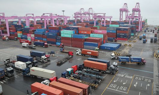 16일 인천시 연수구 인천신항에서 컨테이너 상·하역 작업이 이뤄지고 있다. 뉴스1