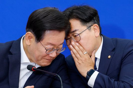 이재명 더불어민주당 대표(왼쪽)와 같은 당 박찬대 원내대표가 지난 12일 오전 서울 여의도 국회에서 열린 최고위원회의에 참석해 대화하고 있다. 뉴스1