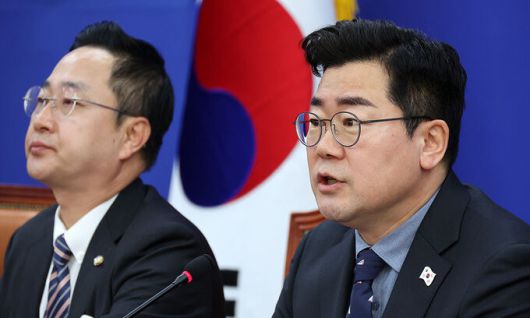 박찬대 더불어민주당 원내대표(오른쪽)와 박성준 원내수석부대표. 뉴시스