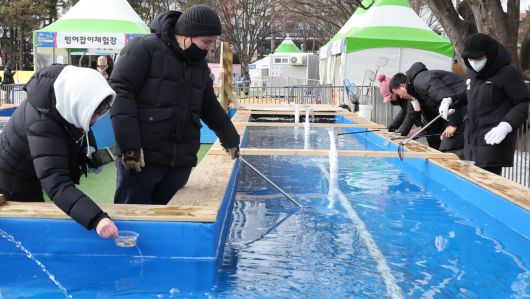 겨울 테마파크 2026 노원 눈썰매장 장애인 가족 초청행사가 열린 12일 서울 노원구 한국과학기술대학교에 마련된 행사장에서 참가자들이 빙어잡기 체험을 하고 있다.