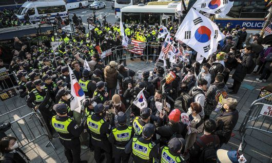 시위대 밀어내는 경찰 경찰이 서울 종로구 헌법재판소 100m 이내를 일반인의 접근이 통제된 ‘진공상태’로 만든다며, 시위 중이던 윤석열 대통령 지지자들을 밀어내고 있다. 윤 대통령 지지 단체인 대통령 국민변호인단은 이 같은 조치에 따라 헌재 정문 인근에 있던 기자회견 농성장을 정리한다고 밝혔다. 뉴시스