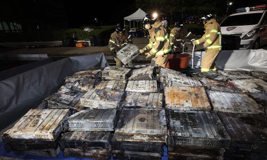 지난 9월 27일 밤 대전 유성구 국가정보자원관리원 화재 현장에서 소방대원들이 불에 탄 리튬이온 배터리를 소화수조로 옮기고 있다. 연합뉴스