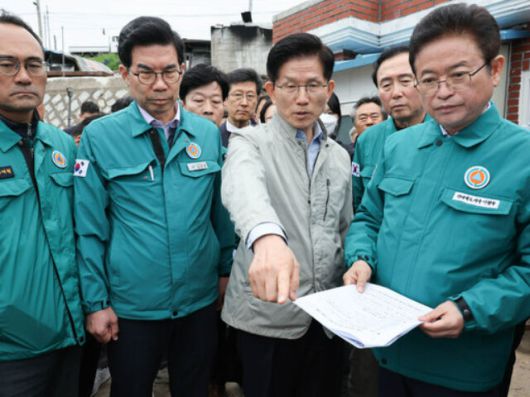 국민의힘 김문수 대선 후보(오른쪽 두번째)가 6일 대형 산불 피해를 입은 경북 영덕군 영덕읍 석리 따개비마을을 방문해 복구 현황을 살펴보고 있다. 연합뉴스