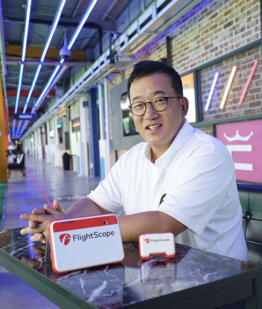 조성준 XGOLF 대표가 국내 유통 독점 계약을 체결한 플라이트스코프의 MEVO 제품군과 사진촬영을 하고 있다.  XGOLF 제공