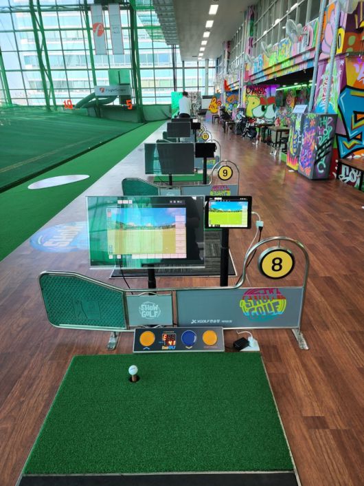 XGOLF 골프연습장 ‘쇼골프’ 타석에 설치된 플라이트스코프 MEVO. 권영준 기자