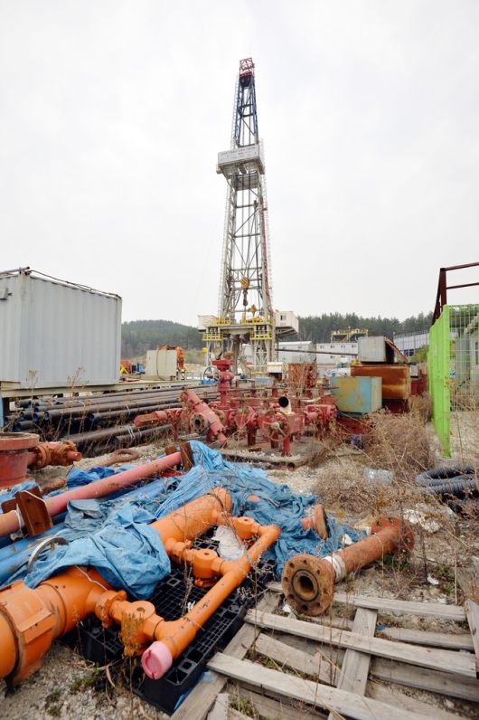 포항지진은 지열발전소 촉발 지진이라고 정부 조사연구단이 발표한 2019년 3월, 경북 포항시 북구 흥해읍 남송리에 위치한 지열발전소가 모든 연구 활동을 멈춘 모습. 뉴시스.