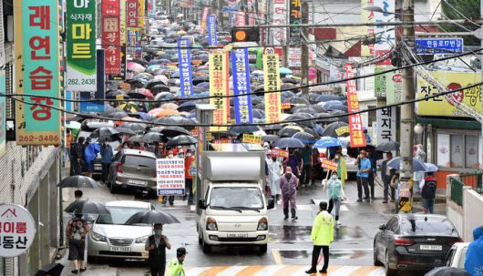 경북 포항 지진 관련 궐기대회가 2020년 7월, 포항 북구 흥해읍에서 열렸던 모습. 뉴시스.
