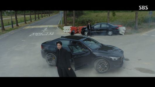 인기 드라마 ‘열혈사제2’에서 등장인물들이 타고 다니는 차량으로 화제를 모으고 있는 프리미엄 전기차 폴스타. 드라마 영상 캡처