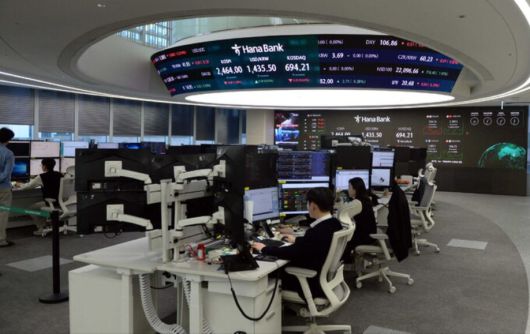 하나은행 딜링룸 ‘하나 인피니티 서울(Hana Infinity Seoul)’은 총 2096㎡(약 634평), 126석의 국내 최대 규모의 딜링룸이다. 120여 명의 외환 전문가들이 시시각각 변하는 외환 시장에 대응하기 위해 소리 없는 환율 전쟁을 펼치고 있다. 17일 오후 서울 중구 하나은행 본점 딜링룸 현황판에 환율, 코스피, 코스닥 등이 표시되고 있다. 김용학 기자