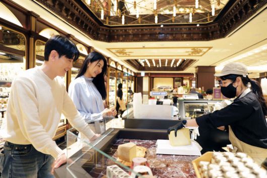 신세계 마켓은 고객 주문에 따라 치즈를 잘라주는 맞춤형 서비스를 제공한다. 신세계 제공