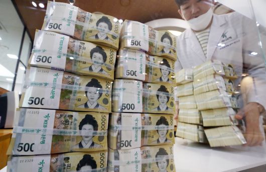 서울 중구 하나은행 위변조대응센터에서 직원이 원화를 정리하고 있다. 사진=뉴시스