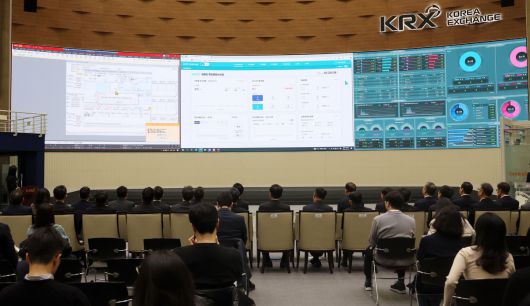 19일 서울 영등포구 한국거래소에서 열린 공매도 전산시스템 구축 시연회에서 모의 데이터를 이용한 불법공매도 적출이 시연되고 있다. 이 자리는 오는 31일 공매도 재개를 앞두고 공매도 전산시스템 구축 상황을 최종 보고하고 개인 투자자의 공매도에 대한 신뢰를 회복하기 위해 마련됐다. 뉴시스