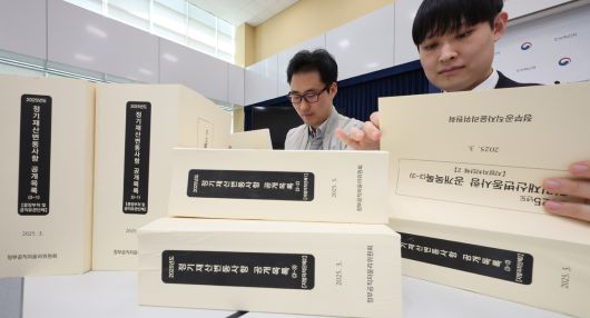 정부공직자윤리위원회가 고위공직자 등 재산공개대상자 2047명의 재산 변동사항(2024년 12월 31일 기준)을 전자관보 누리집을 통해 공개했다. 인사혁신처 관계자들이 지난 26일 정부세종청사에서 재산변동사항 공개목록을 살펴보고 있다. 뉴시스