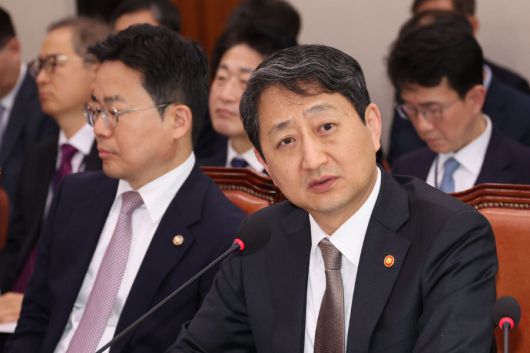안덕근 산업통상자원부 장관이 9일 국회에서 열린 산업통상자원중소벤처기업위원회 전체회의에서 미국 트럼프 2기 행정부의 상호 관세 조치 관련 의원 질의에 답하고 하고 있다. 뉴시스