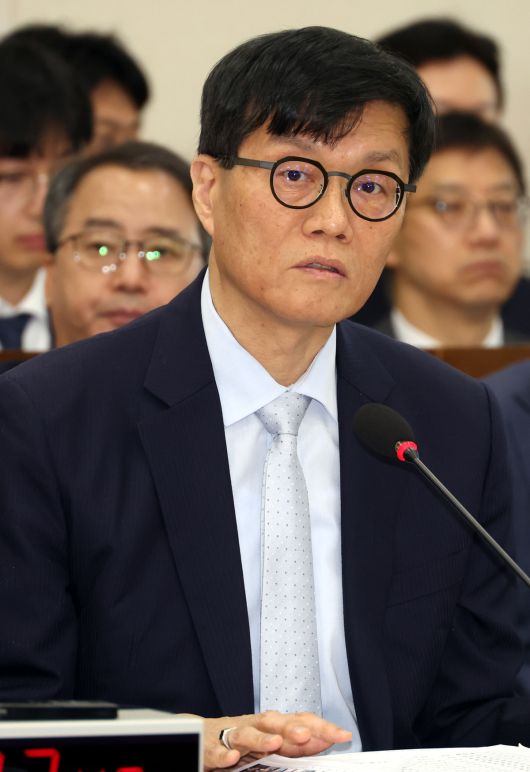 이창용 한국은행 총재가 30일 오전 서울 여의도 국회에서 열린 기획재정위원회 전체회의에서 의원의 질의에 답변하고 있다. 사진=뉴시스