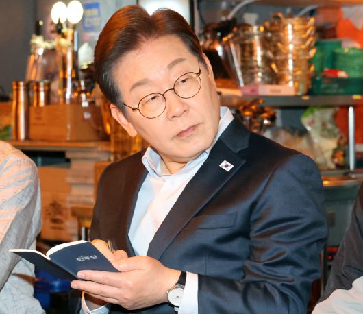 이재명 더불어민주당 대선후보가 1일 오후 서울 종로구의 한 포장마차에서 열린 비전형 노동자 간담회에서 메모를 하고 있다. 대법원 전원합의체는 이날 이 후보에게 무죄를 선고한 원심 판결을 파기하고 사건을 서울고법으로 돌려보냈다. 뉴시스