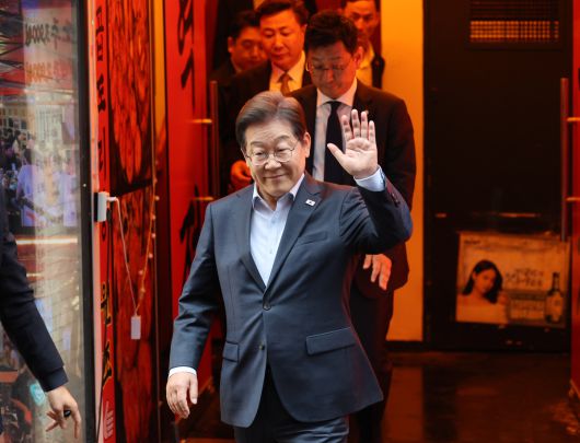 이재명 더불어민주당 대선후보가 1일 오후 서울 종로구의 한 포장마차에서 열린 비전형 노동자 간담회를 마치고 나오며 손을 들어 보이고 있다. 뉴시스