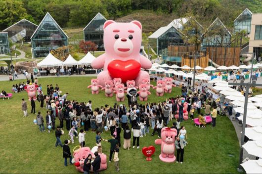 황금연휴를 맞아 롯데프리미엄아울렛 의왕점에서 진행 중인 초대형 벨리곰 전시에 방문객들이 몰려있다. 롯데홈쇼핑 제공