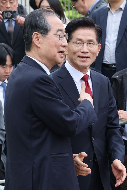 김문수 국민의힘 대선 후보와 한덕수 무소속 대선 후보가 8일 서울 여의도 국회 강변서재 야외에서 단일화 관련 회동을 하고 있다.뉴시스