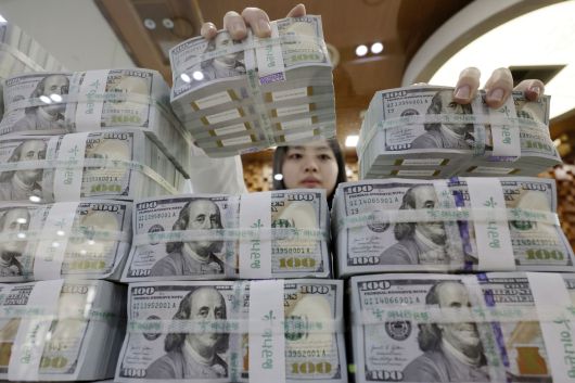 서울 중구 하나은행 위변조대응센터에서 직원이 달러를 정리하고 있다. 사진=뉴시스