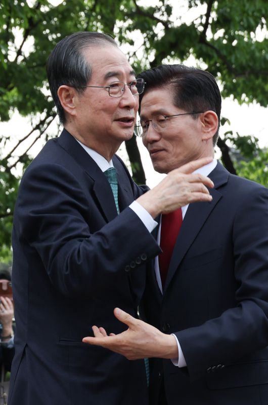 김문수 국민의힘 대선 후보와 한덕수 무소속 대선 후보가 8일 오후 서울 여의도 국회 강변서재에서 후보 단일화 관련 1:1 공개 회동을 마친 후 인사하고 있다. 뉴시스