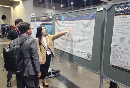 해외 의료진이 펙수클루의 NSAIDs 유도 소화성궤양 예방 임상연구 결과를 보고 있다. 대웅제약 제공