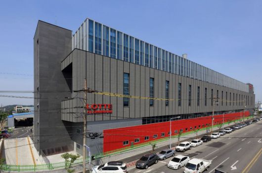 자발적 탄소중립을 위해 ‘K-RE100’을 선언한 롯데인프라셀-롯데패키징솔루션즈의 본사 전경. 롯데케미칼 제공