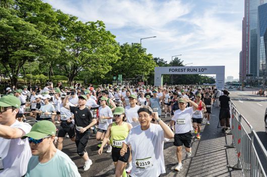 ‘파이널 런’ 참가자들이 서울 여의도 일대를 달리는 모습