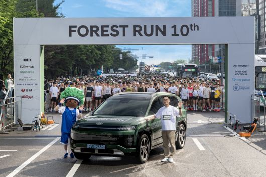 아이오닉 9과 기념촬영을 하고 있는 현대차 국내사업본부 정유석 부사장과 ‘포레스트런’의 새로운 마스코트 ‘그루’