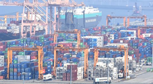 미국발 관세 영향이 본격화하면서 5월 수출이 지난해와 비교해 1.3% 감소하며 1월 이후 4개월 만에 감소세로 돌아섰다. 산업통상자원부가 1일 발표한 2025년 5월 수출입 동향에 따르면 지난달 수출은 572억7000만 달러(약 79조2502억원)를 기록했다. 사진은 이날 경기 평택항 모습. 뉴시스