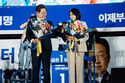 이재명 대통령과 김혜경 여사가 4일 오전 서울 여의도 국회 앞에서 열린 국민 개표방송 행사에서 꽃다발을 받고 있다. 사진공동취재단