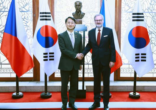 팀코리아가 수주한 체코 신규 원자력발전소 최종 계약이 4일 전격적으로 체결됐다. 사진은 지난달 안덕근 산업통상자원부 장관과 페트르 피알라 체코 총리가 체코 총리실에서 산업·에너지·건설·인프라·과학기술 등의 협력방안을 논의한 뒤 기념사진을 찍고 있는 모습. 산업통상자원부 제공